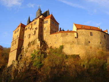 Warmes Sonnenlicht lässt Burg Kriebstein im Herbst erstrahlen.